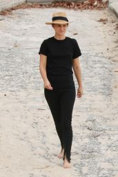 Natalie Portman at Nielsen Park in Sydney 12/19/2020