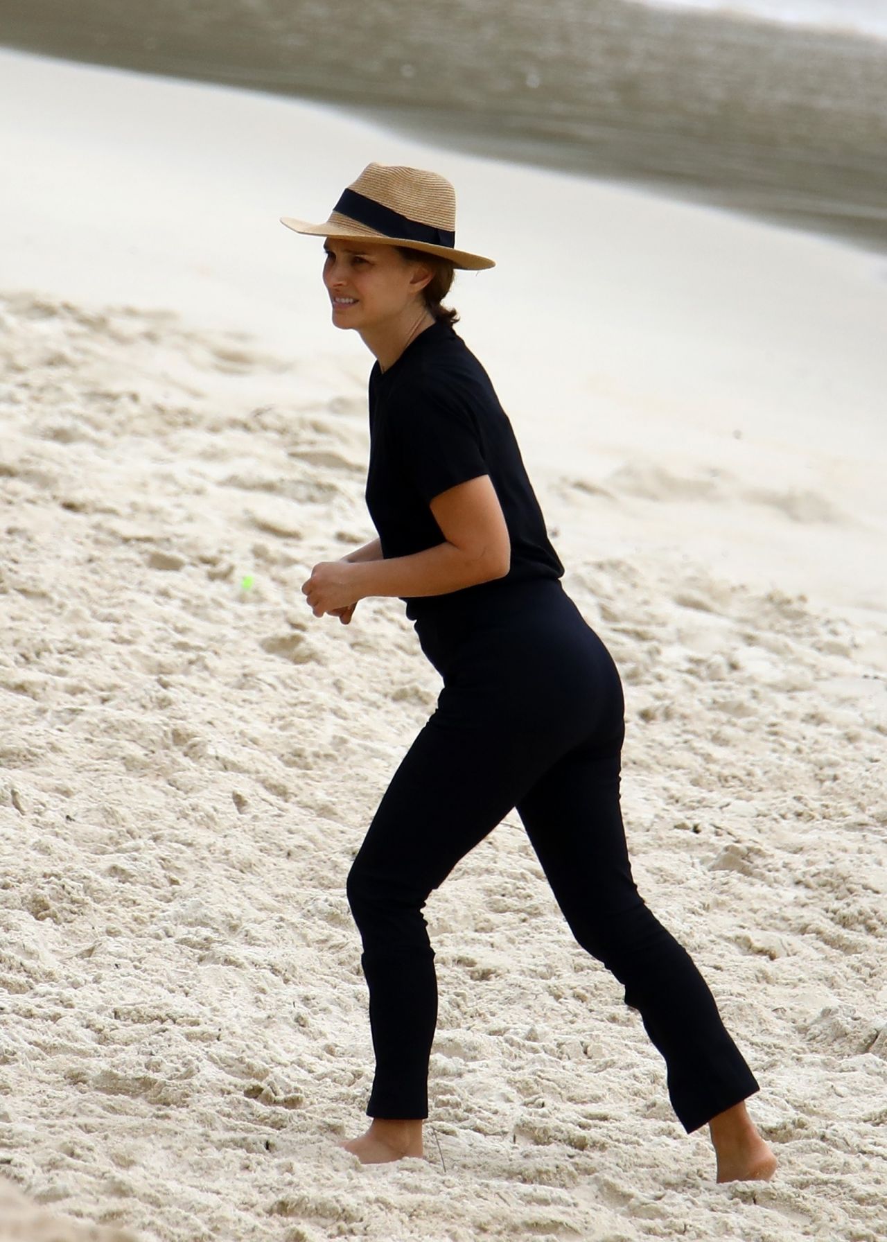 Natalie Portman at Nielsen Park in Sydney 12/19/2020 • CelebMafia