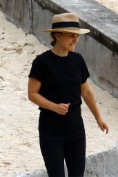 Natalie Portman at Nielsen Park in Sydney 12/19/2020