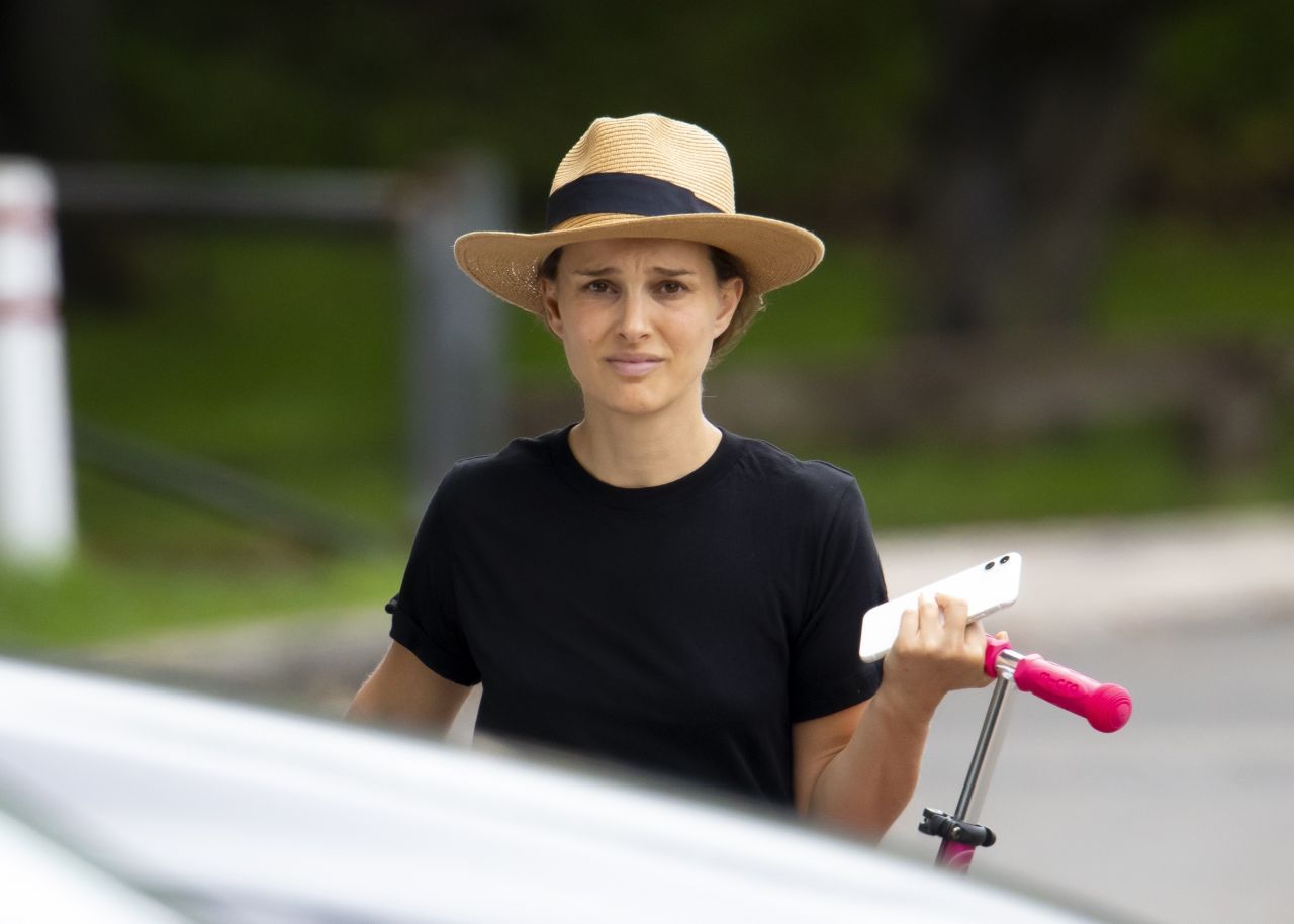 Natalie Portman at Nielsen Park in Sydney 12/19/2020 • CelebMafia