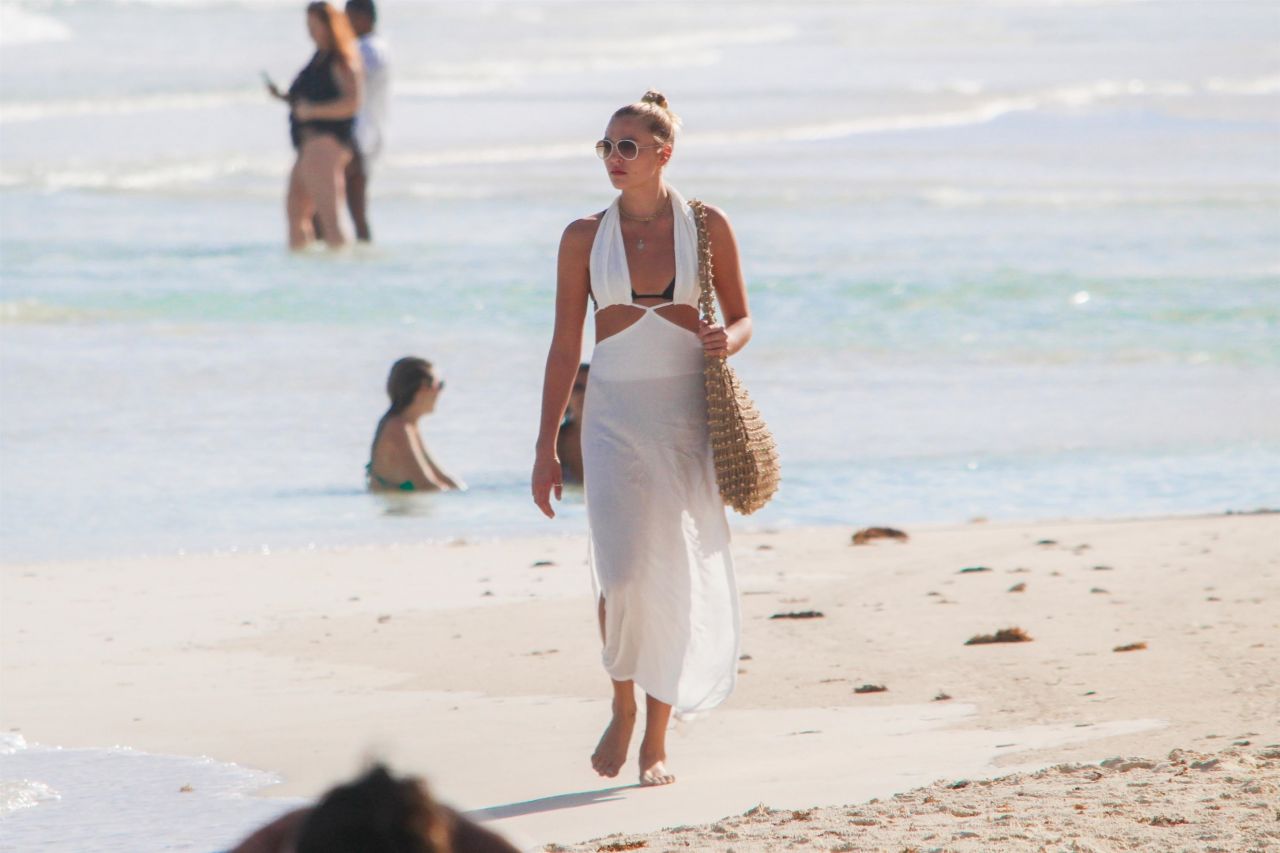 Rachel Hilbert at a Beach in Tulum 11/30/2020 • CelebMafia