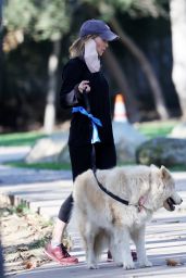 Renee Zellweger in Cropped Leggings - Out in Santa Monica 12/11/2020