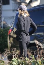 Renee Zellweger in Cropped Leggings - Out in Santa Monica 12/11/2020