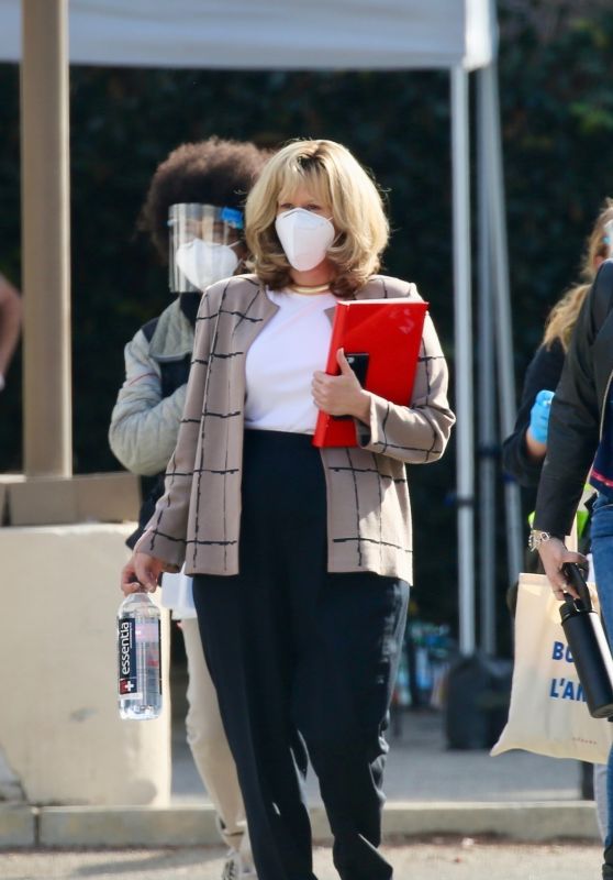 Sarah Paulson and Beanie Feldstein - American Crime Story Impeachment Set in LA 12/10/2020