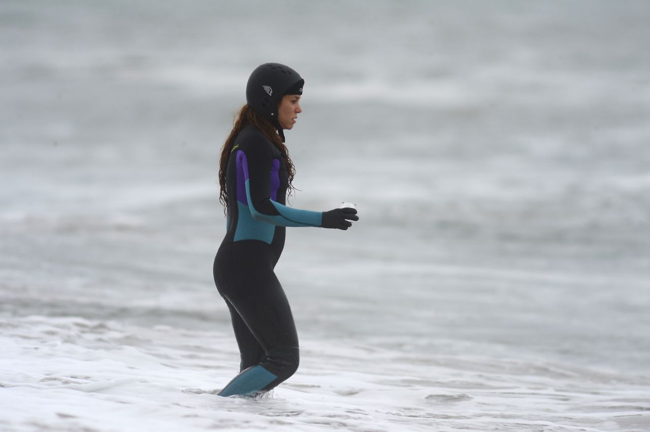 Shakira - Learns Surfing in Barcelona 12/07/2020 • CelebMafia