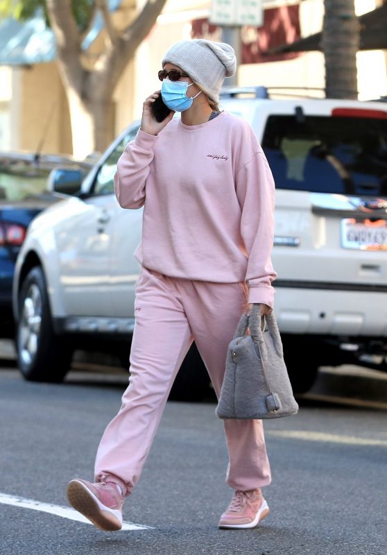 Sofia Richie in a Pink Sweat Outfit - Beverly Hills 12/03/2020 • CelebMafia
