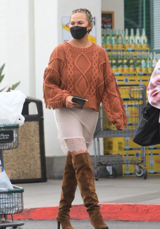 Chrissy Teigen - Grocery Shopping at Bristol Farms in Beverly Hills 01/12/2021