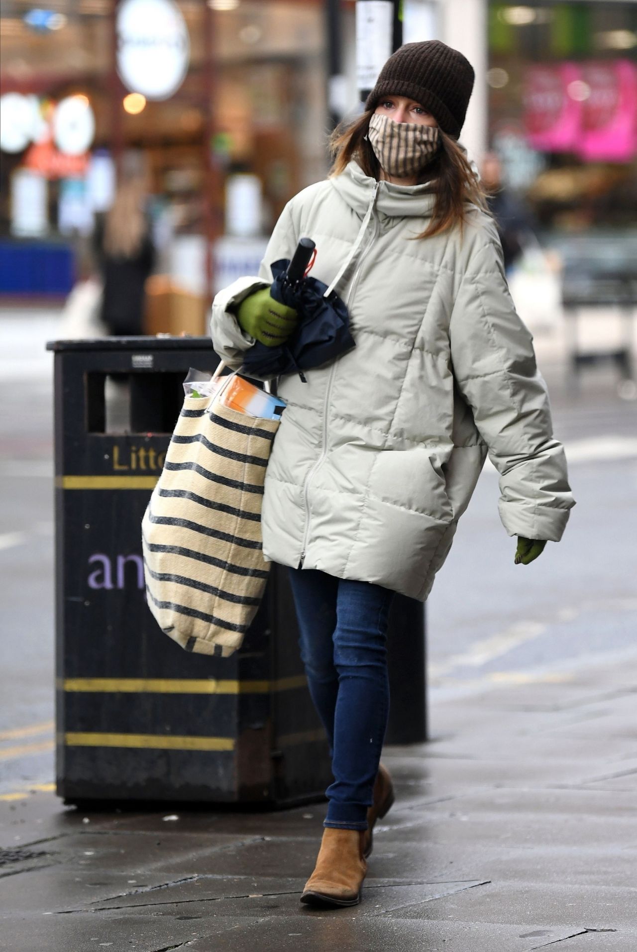 Emilia Clarke Winter Street Style - Shopping in London 01/12/2021 ...