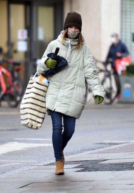 Emilia Clarke Winter Street Style - Shopping in London 01/12/2021