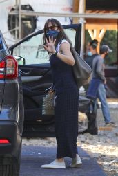 Jennifer Garner - Stops to Check on the Construction Progress of Her New Property in Brentwood 01/14/2021