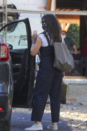 Jennifer Garner - Stops to Check on the Construction Progress of Her New Property in Brentwood 01/14/2021