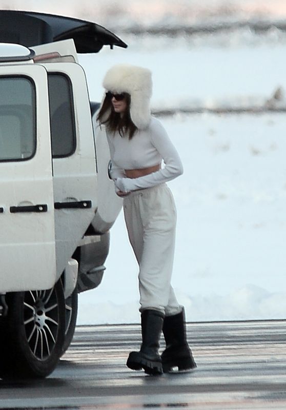 Kendall Jenner - Arrive in Aspen 12/29/2020