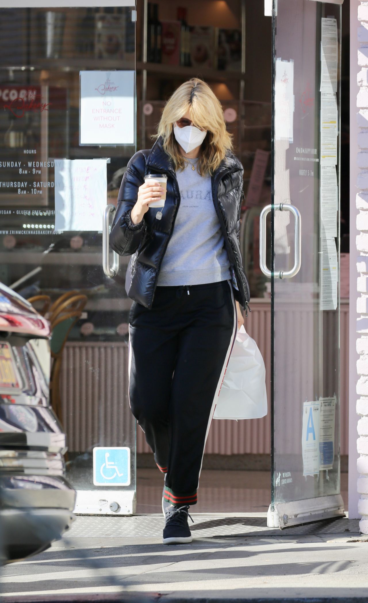 Laura Dern Street Style - Los Angeles 01/04/2021 • CelebMafia