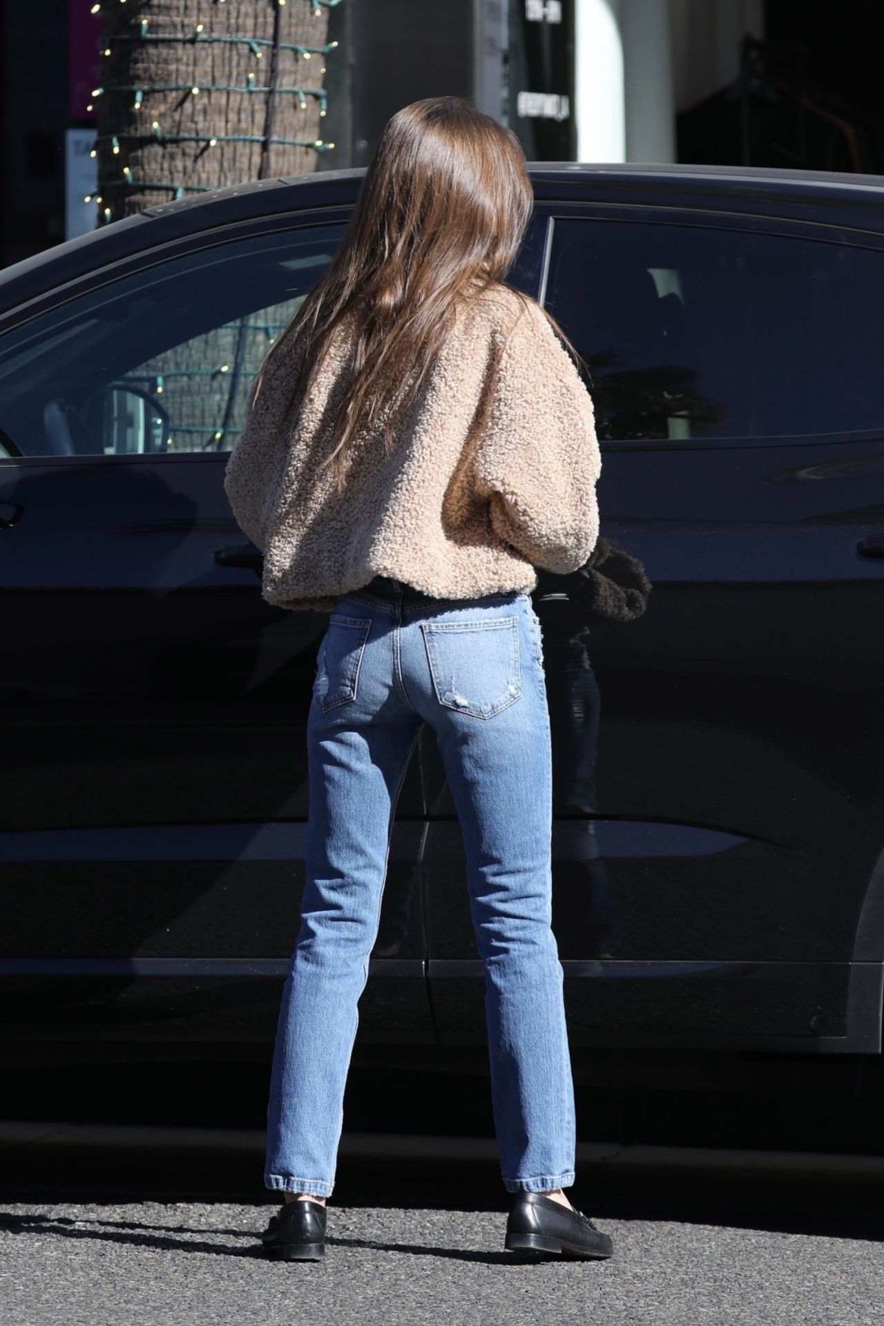 Lily Collins Shops for Jewerly in Beverly Hills 01/11