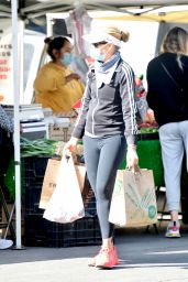 Sarah Michelle Gellar at the Farmers Market in Brentwood 01/10/2021