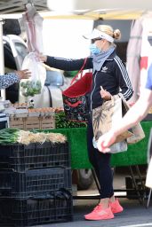 Sarah Michelle Gellar at the Farmers Market in Brentwood 01/10/2021
