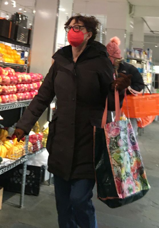 Susan Sarandon - Shopping at a Supermarket in Manhattan