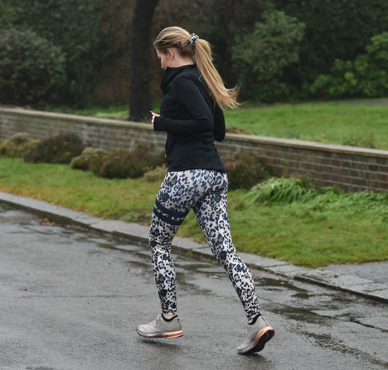 Amy Hart - Out For Her Morning Run in Worthing 02/09/2021 • CelebMafia