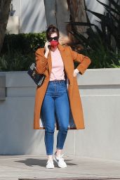 Anne Hathaway - Out in Santa Monica 02/04/2021