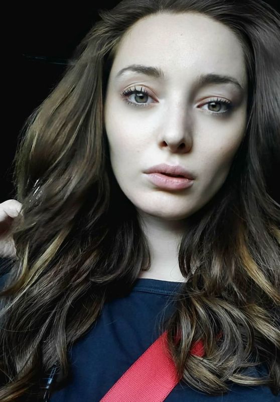 Emma Dumont 02/01/2021