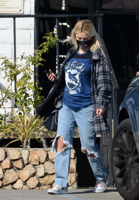 Holly Madison at a Car Repair Shop in LA 02/26/2021