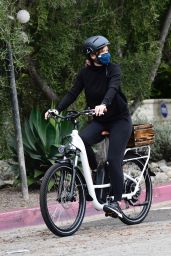 Jennifer Garner - Bicycle Ride in Brentwood 01/31/2021