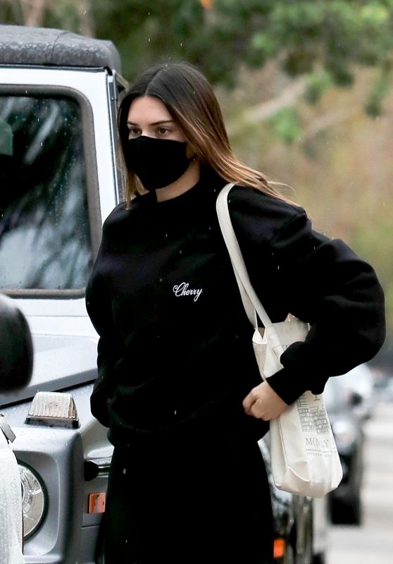 Kendall Jenner in Leggings - West Hollywood 03/19/2021 • CelebMafia  Kendall  jenner outfits casual, Kendall jenner outfits, Kendall style