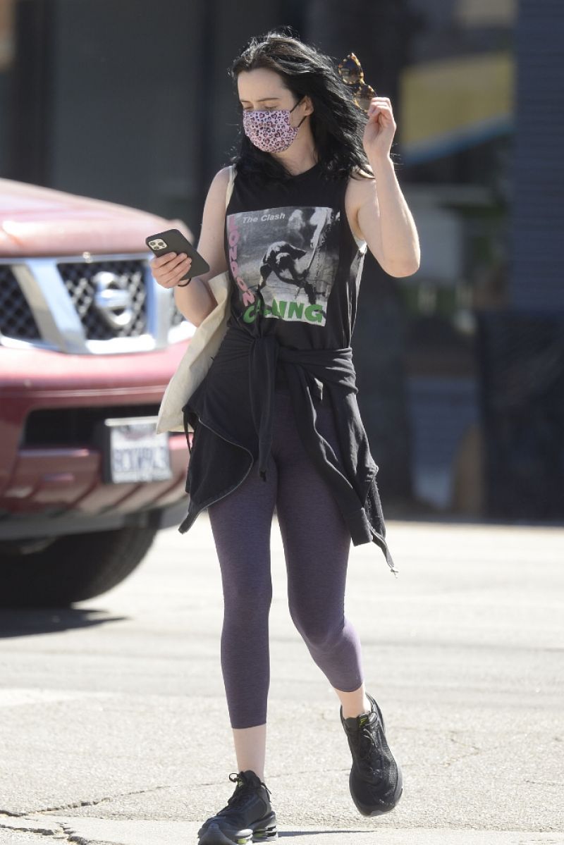 Krysten Ritter Is Edgy in The Clash T-Shirt, Leggings and Nikes – Footwear  News