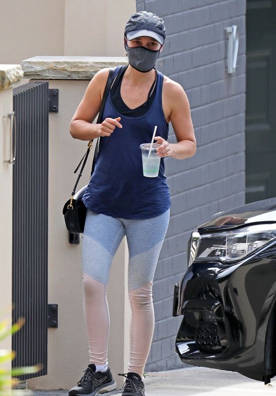 Natalie Portman in Comfy Outfit - Sydney 02/04/2021