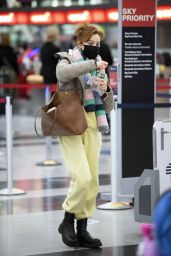 Phoebe Dynevor - Heading to JFK Airport in NY 02/06/2021