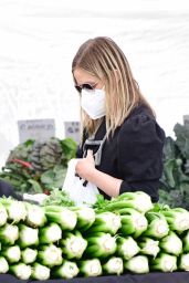Sarah Michelle Gellar - Farmers Market in Brentwood 01/31/2021