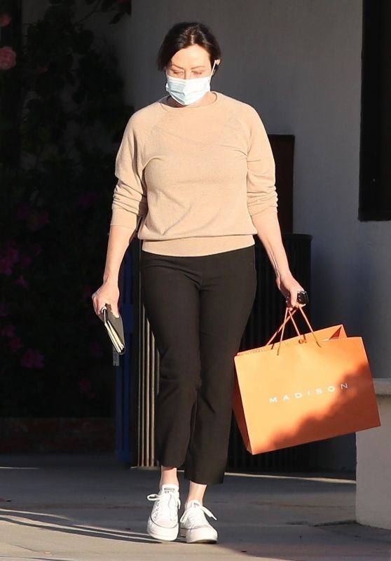 Shannen Doherty and Her Mother Rosa Elizabeth - Shopping in Malibu 02/22/2021