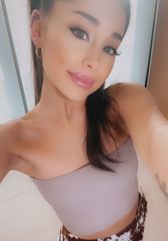 Ariana Grande 03/11/2021