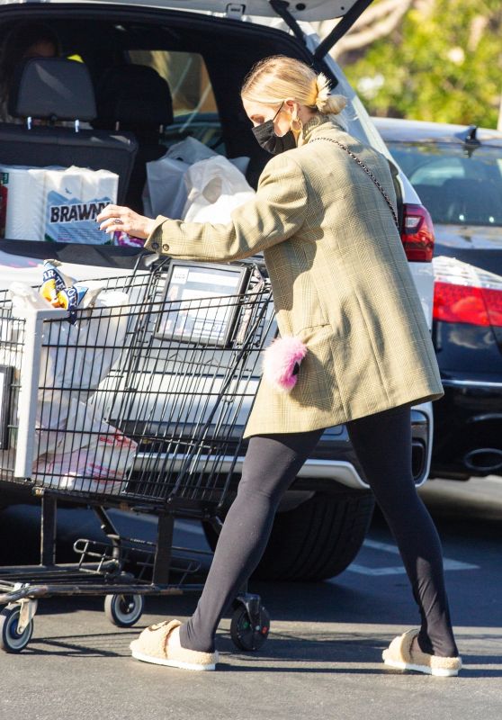 Ashlee Simpson - Grocery Shopping in Encino 03/09/2021