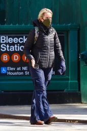 Cynthia Nixon - Running Errands in Manhattan’s Downtown Area 03/03/2021