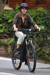 Elsa Pataky Bike Ride - Sydney 03/03/2021