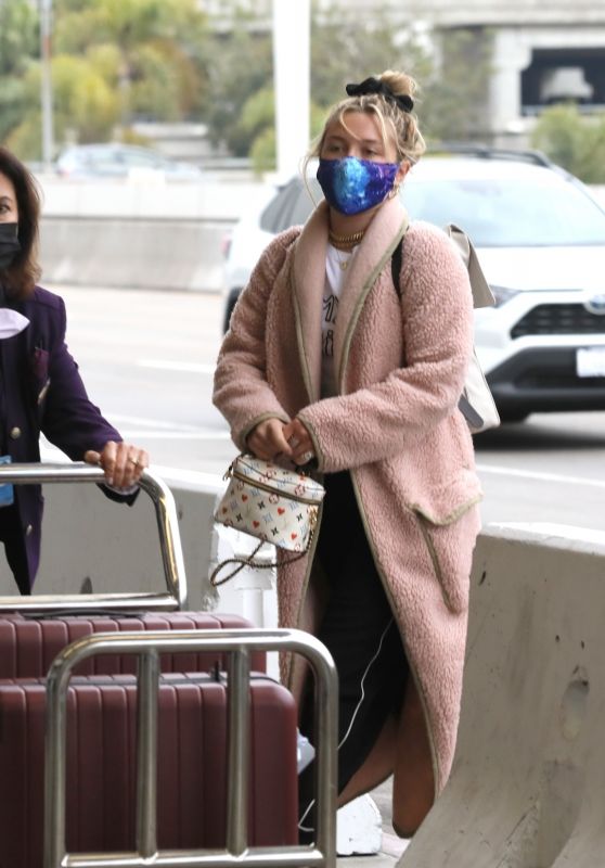 Florence Pugh at LAX in Los Angeles 03/03/2021