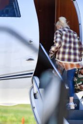 Gwen Stefani - Packs Up the Jet For a Get Away in LA 03/27/2021