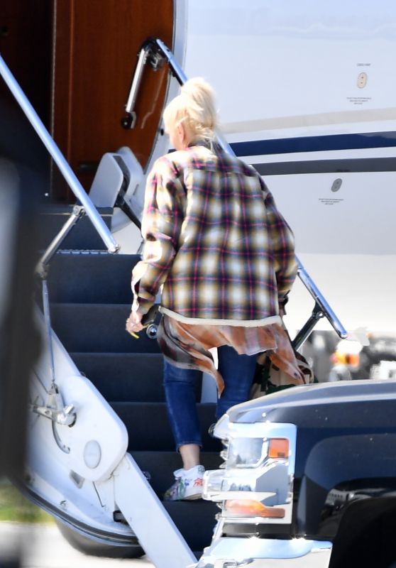 Gwen Stefani - Packs Up the Jet For a Get Away in LA 03/27/2021