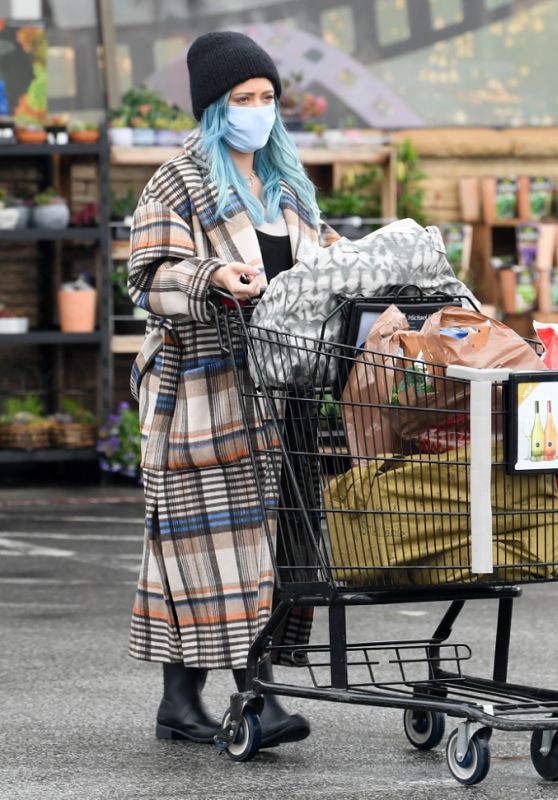 Hilary Duff - Pick Up Groceries in Studio City 03/11/2021
