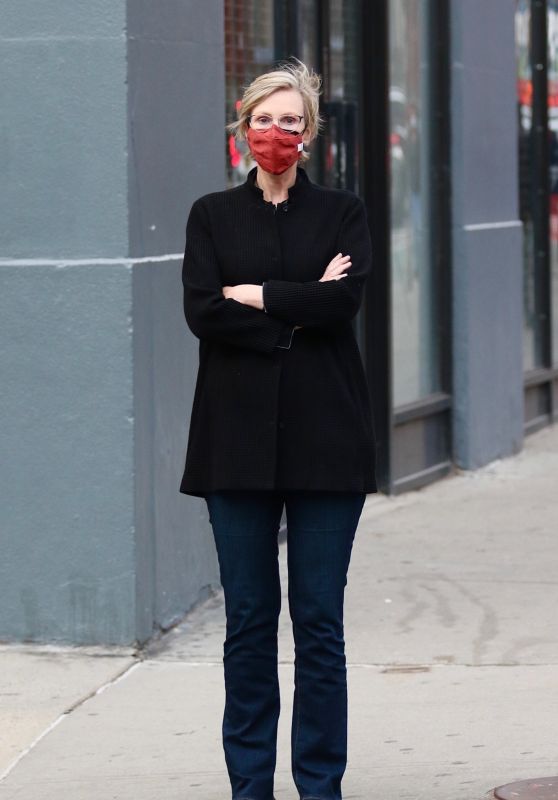 Jane Lynch - Out for a Stroll in Manhattan’s Soho Area 03/11/2021