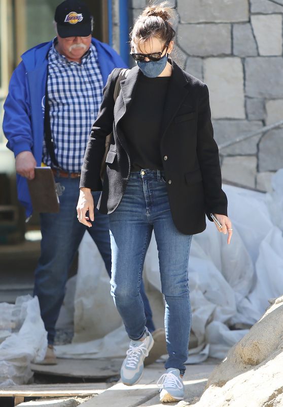 Jennifer Garner - Checks in On the Construction of Her New Home in Brentwood 03/18/2021
