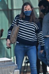 Jennifer Garner - Checks Up on the Construction of Her New Home in Brentwood 03/04/2021