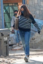 Jennifer Garner - Checks Up on the Construction of Her New Home in Brentwood 03/04/2021