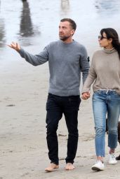 Jordana Brewster With Her Boyfriend - Beach in Santa Monica 03/09/2021