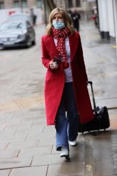 Kate Garraway Wears Stylish Coat - London 03/12/2021