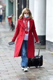 Kate Garraway Wears Stylish Coat - London 03/12/2021