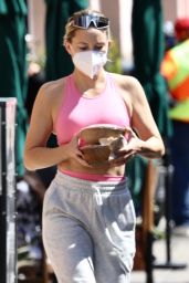 Kate Hudson - Out in Pacific Palisades 03/12/2021