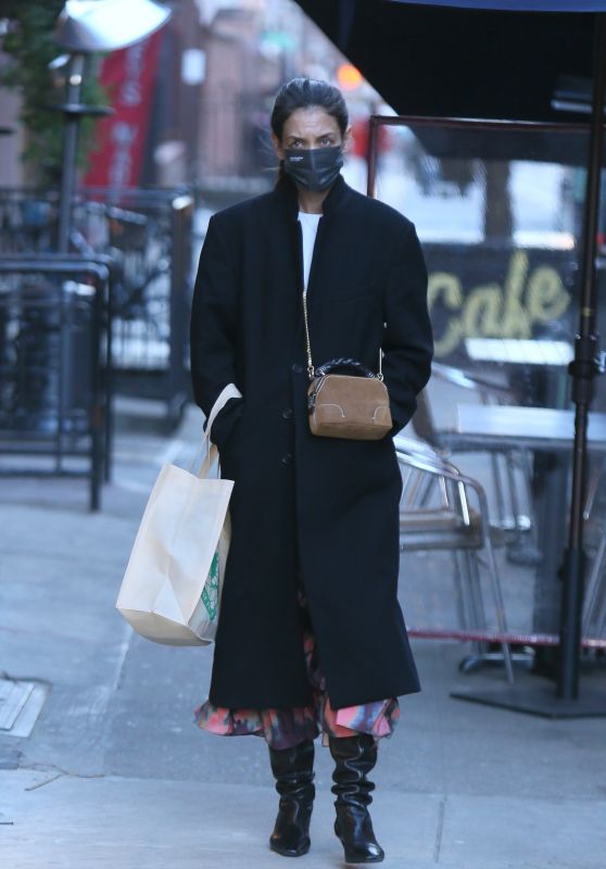 Katie Holmes in Warm and Stylish Ensemble - Shopping in New York 03/05/2021
