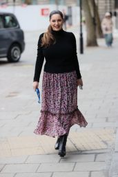 Kelly Brook Wears Summer Skirt and Tight Jumper 03/24/2021